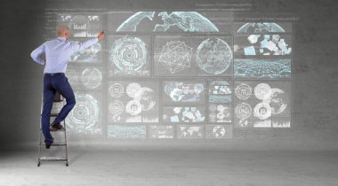 Bir duvara 3d render grafik ekranlar arabirimini kullanarak iş adamı