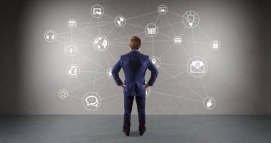 Üzerinde bir duvar 3d renderin sosyal ağ arabirimini kullanarak iş adamı