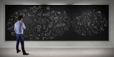 Bir gemide 3d işleme eskiz bir proje izlerken işadamı