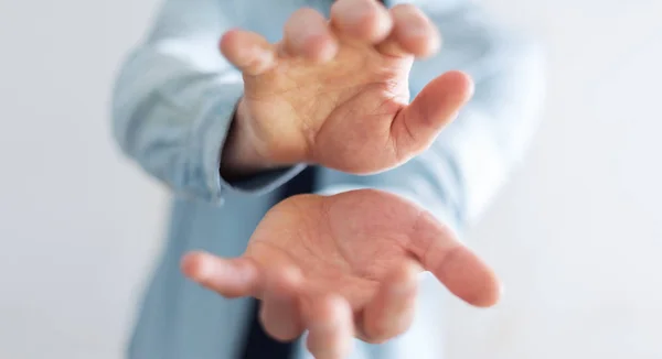 Affärsman som visar sin tomma hand — Stockfoto