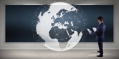 Yönetim Kurulu 3d r üzerinde dijital planet earth arabirimini kullanarak iş adamı