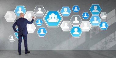 Üzerinde bir duvar 3d renderin sosyal ağ arabirimini kullanarak iş adamı