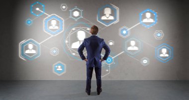 Üzerinde bir duvar 3d renderin sosyal ağ arabirimini kullanarak iş adamı