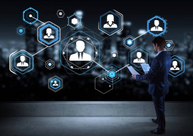 Bir çatı katı 3d re sosyal ağ arabiriminde izlerken işadamı