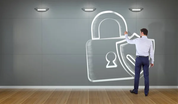 Бізнесмен малює ескіз інтерфейсу безпеки в Інтернеті на стіні — стокове фото