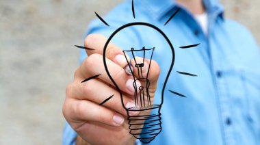 İşadamı bir kroki ampul kalemle çizim