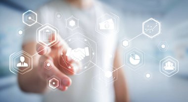 Ortaklık iş için dijital sunum kullanarak iş adamı 