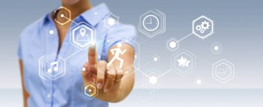 Onun performansları kontrol etmek için çalışan uygulama kullanan genç kadın 