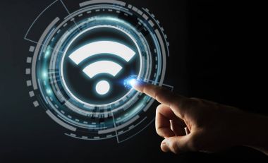 Ücretsiz Wi-Fi hotspot arabirimi 3d işlemesini kullanan iş adamı