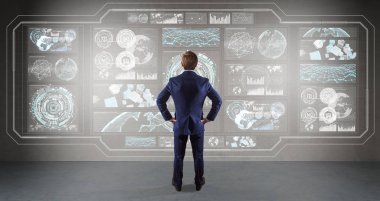 Bir duvara 3d render grafik ekranlar arabirimini kullanarak iş adamı