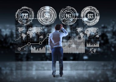 Grafik ekranlar arabirim üzerinde bir çatı 3d ren izlerken işadamı
