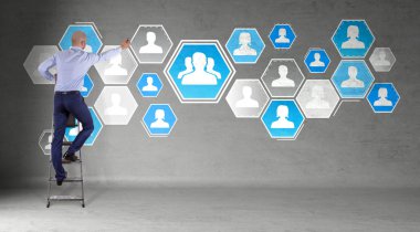 Üzerinde bir duvar 3d renderin sosyal ağ arabirimini kullanarak iş adamı