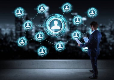 Bir çatı katı 3d re sosyal ağ arabiriminde izlerken işadamı