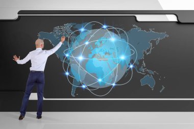 Yönetim Kurulu 3d r üzerinde dijital planet earth arabirimini kullanarak iş adamı