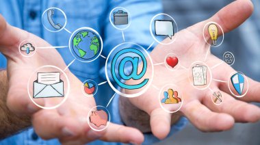 Multimedya arabirimi çizilmiş tutan işadamı