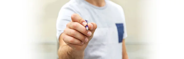 Panoramablick auf einen Geschäftsmann, der mit einem Stift schreibt — Stockfoto