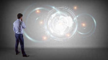 Bir duvar 3d re dijital planet earth arabirimini kullanarak iş adamı