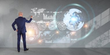 Bir duvara 3d render grafik ekranlar arabirimini kullanarak iş adamı