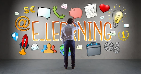 Επιχειρηματίας βλέποντας e-learning σκίτσο σε έναν τοίχο 3d rendering — Φωτογραφία Αρχείου