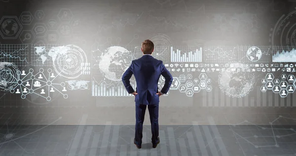 Bir duvara 3d render grafik ekranlar arabirimini kullanarak iş adamı