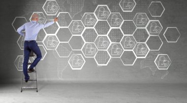 İşadamı çizim internet güvenlik arabirimi kroki bir duvar