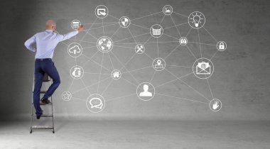 Üzerinde bir duvar 3d renderin sosyal ağ arabirimini kullanarak iş adamı