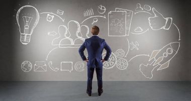 Bir duvara 3d işleme eskiz bir proje izlerken işadamı