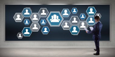 Bir kurulu 3d renderi sosyal ağ arabirimini kullanarak iş adamı