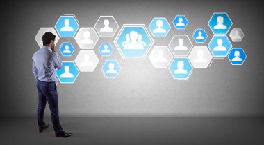 Üzerinde bir duvar 3d renderin sosyal ağ arabirimini kullanarak iş adamı