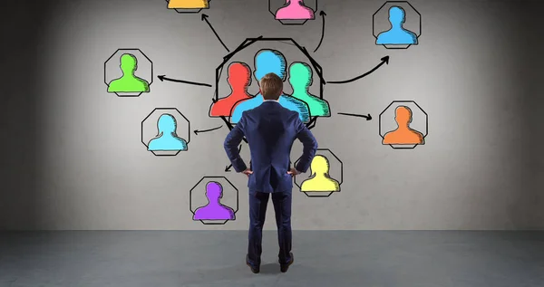Geschäftsmann beobachtet Social Network Skizze an einer Wand 3d renderin — Stockfoto