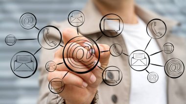 İşadamı çizilmiş grafik iletişim ve bağlantı ile çizim