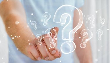 Elle çizilmiş soru işaretleri dokunmadan işadamı