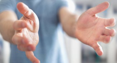 boş elini gösterilen işadamı