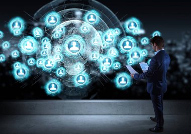 Bir çatı katı 3d re sosyal ağ arabiriminde izlerken işadamı