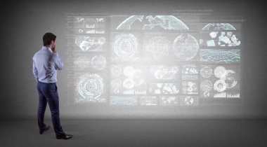 Bir duvara 3d render grafik ekranlar arabirimini kullanarak iş adamı