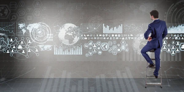 Bir duvara 3d render grafik ekranlar arabirimini kullanarak iş adamı