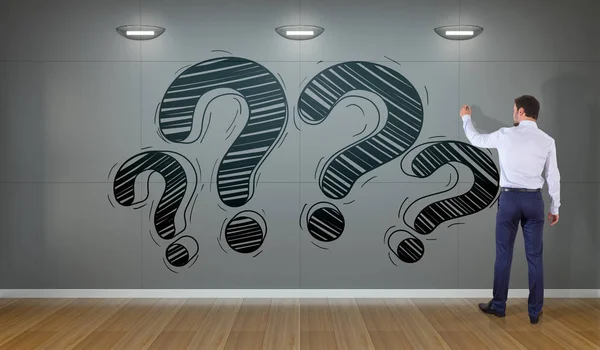 Empresario dibujando un boceto signo de interrogación en una renderina 3D de pared — Foto de Stock