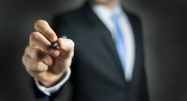 İşadamı dijital ekranda bir kalemle yazma