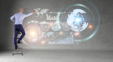 Bir duvara 3d render grafik ekranlar arabirimini kullanarak iş adamı