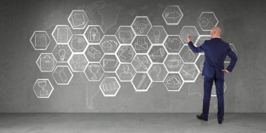 İşadamı bir duvar 3d ren multimedya arabirimi kroki çizim