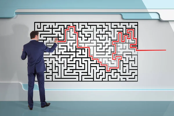 Businessman mencari solusi labirin di dinding 3D render — Stok Foto