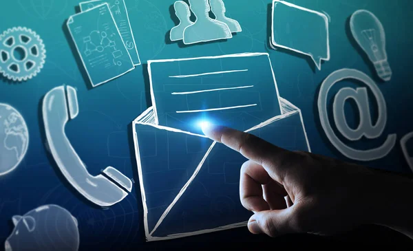 Empresário tocando ícone de e-mail manuscrito com o dedo — Fotografia de Stock