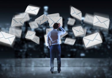 E-posta arabirimde bir çatı 3d render izlerken işadamı