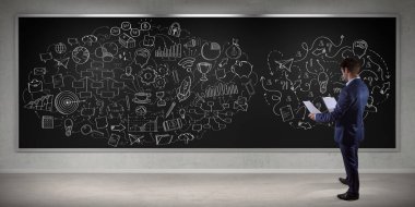 Bir gemide 3d işleme eskiz bir proje izlerken işadamı