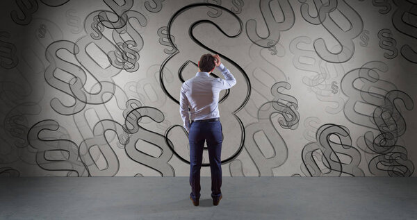 Бизнесмен смотрит символ параграфа закона на стене 3D рендеринга
