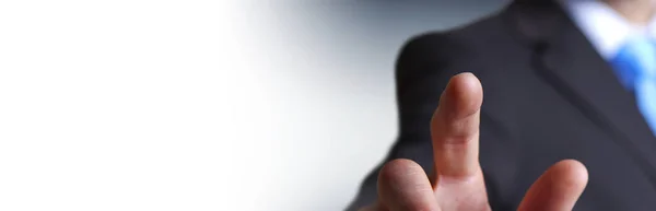 Vedere panoramică a omului de afaceri arătând cu degetul — Fotografie, imagine de stoc