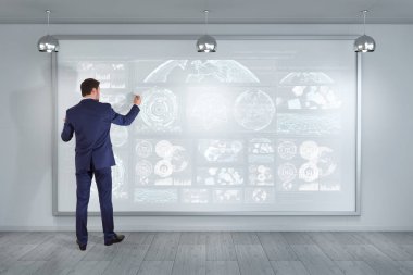 Üzerinde bir kurulu 3d renderin grafik ekranlar arabirimini kullanarak iş adamı