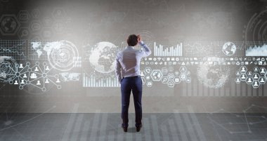 Bir duvara 3d render grafik ekranlar arabirimini kullanarak iş adamı