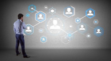 Üzerinde bir duvar 3d renderin sosyal ağ arabirimini kullanarak iş adamı