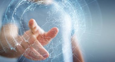 İşadamı 3d rende tarafından aktive uçan Dünya ağ arabirimi